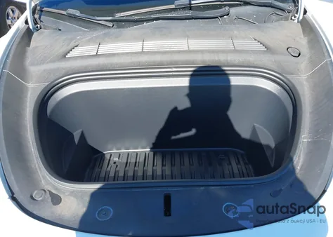 2023 Tesla Model Y Awd/Long Range Dual Motor All-Wheel Drive z USA, uszkodzony, nr VIN 7SAYGDEE1PF636340